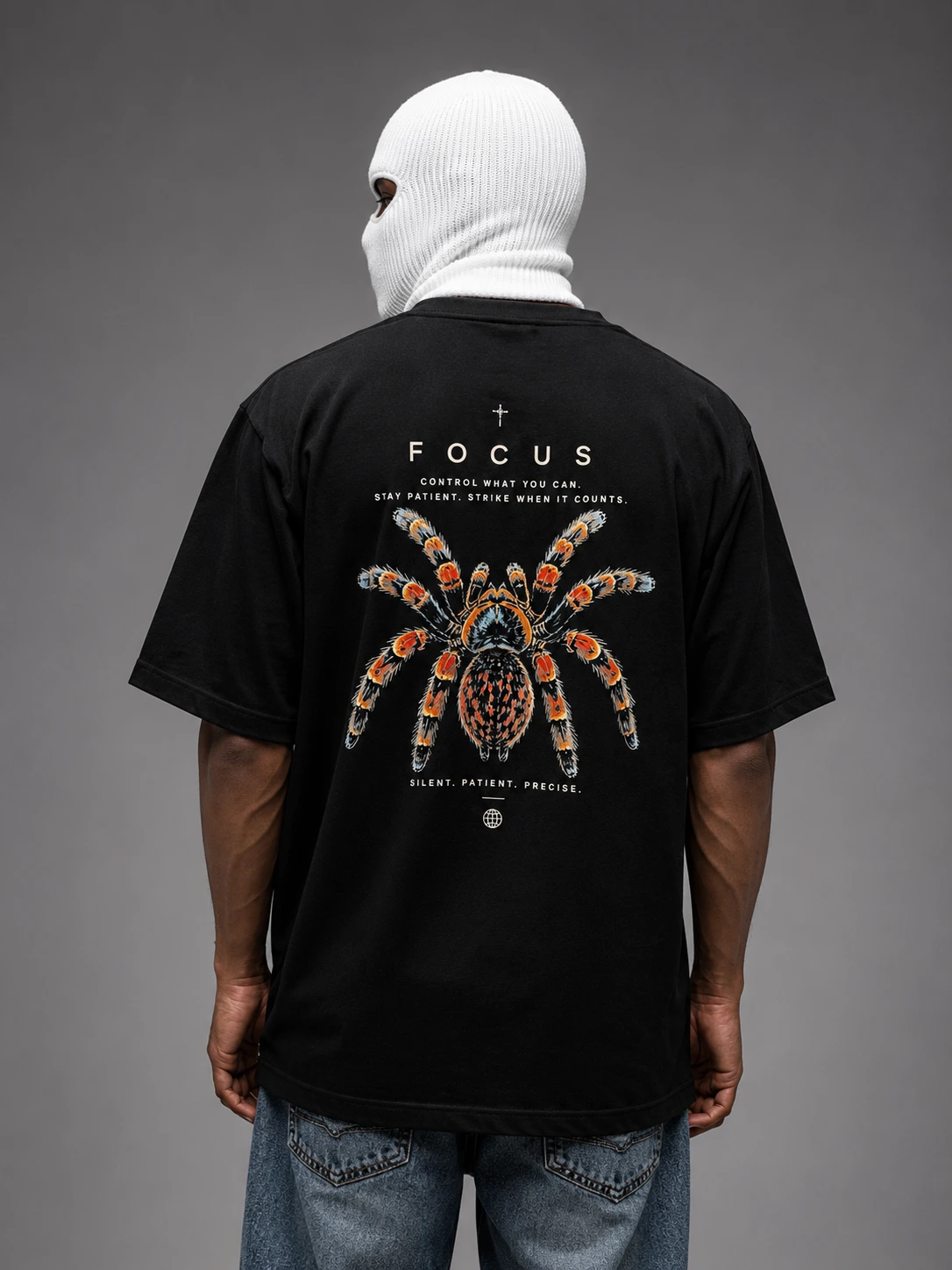 Focus tarantula print on a black oversized tee